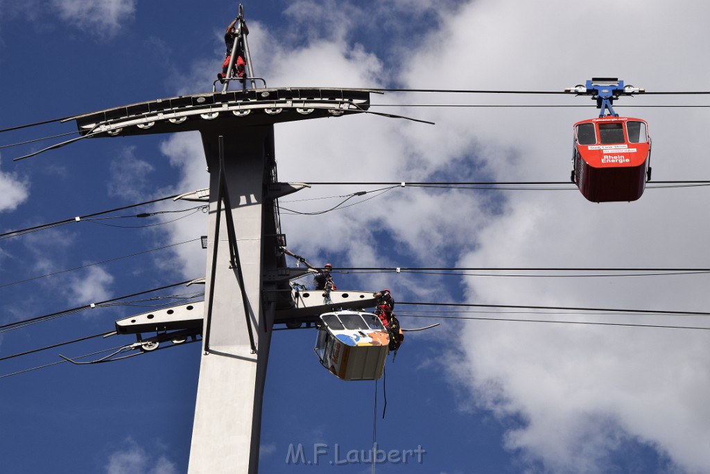 Koelner Seilbahn Gondel blieb haengen Koeln Linksrheinisch P185.JPG - Miklos Laubert